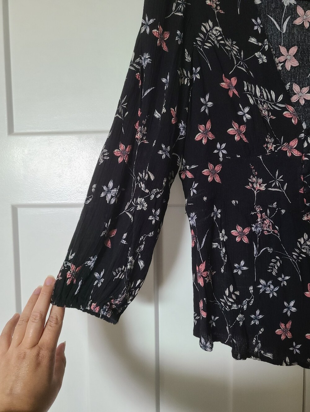Kismet Black Floral Blouse W. Buttons - Picture 4 of 16